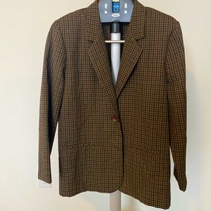 Can dress formal or casual